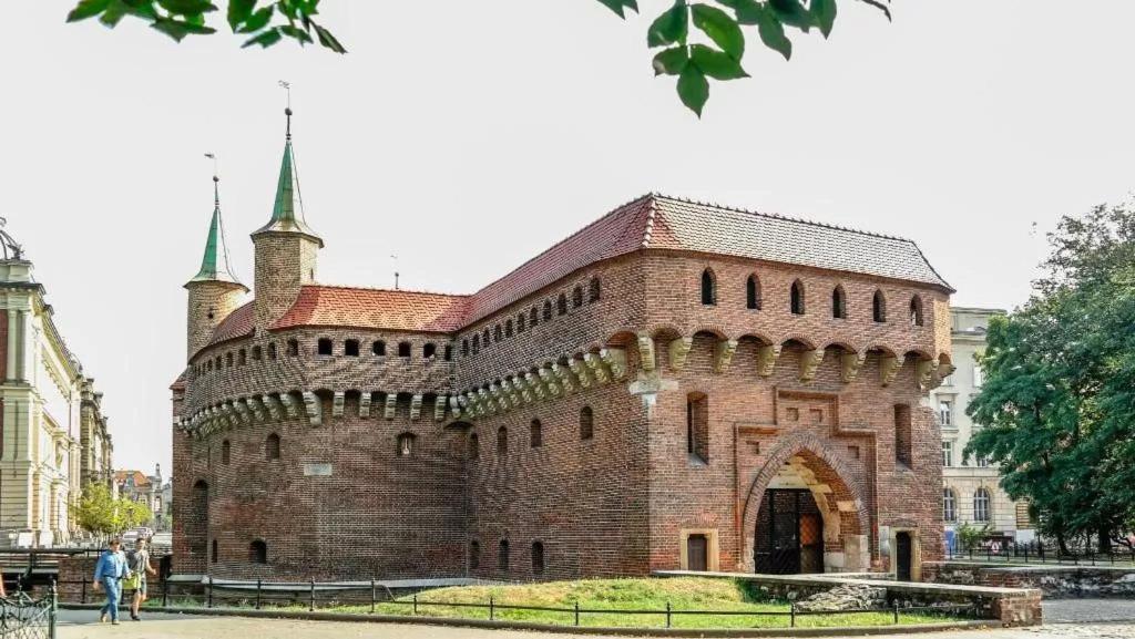 Amen Curie 8 Krakow